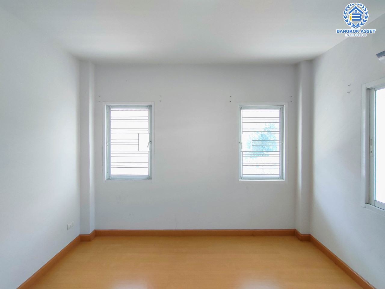 บ้านมือสองนนทบุรี ม.กาญจนาลักษณ์ เทพศิรินทร์ เนื้อที่ 41.7 ตร.ว. ฟังก์ชัน 3 ห้องนอน 2 ห้องน้ำ จอดรถได้ 1 คัน บนทำเลเชื่อมต่อถนนกาญจนาภิเษก ใกล้เซ็นทรัลเวสต์เกต ทางด่วน "ศรีรัช" และรถไฟฟ้าสายสีม่วง "สถานีตลาดบางใหญ่"